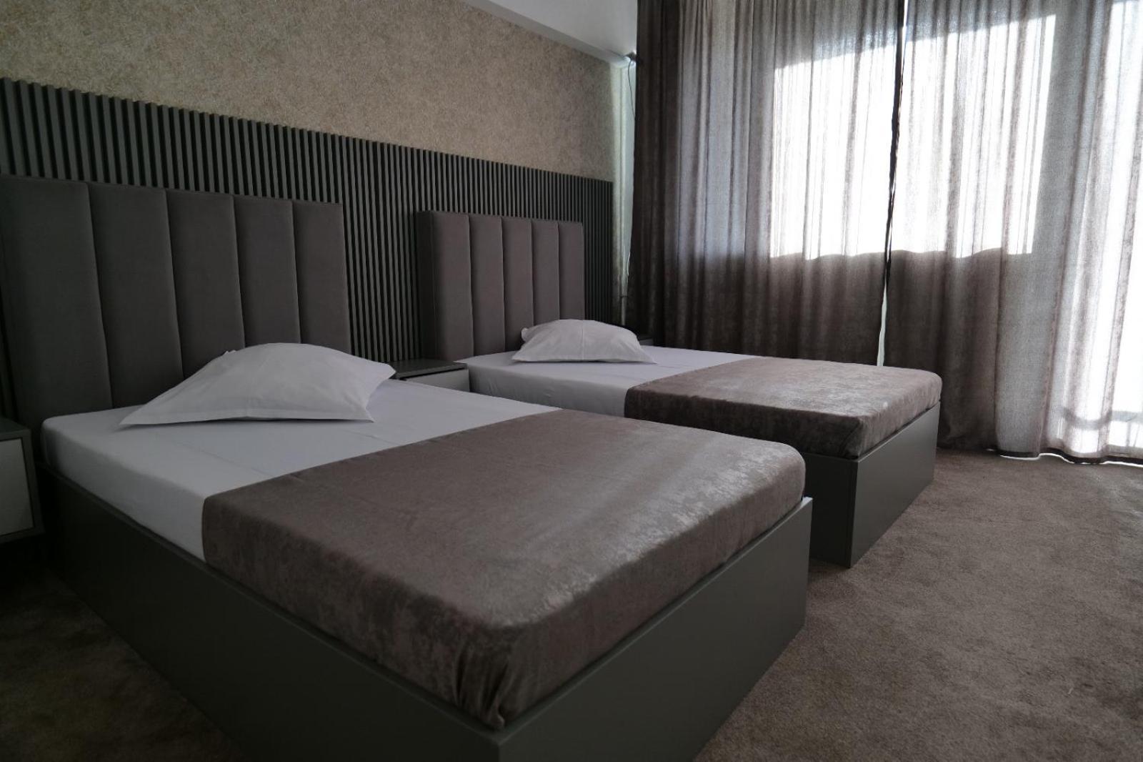 Hotel Parc Craiova Buitenkant foto